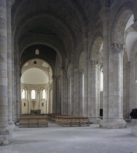 Intérieur : la nef vers le choeur