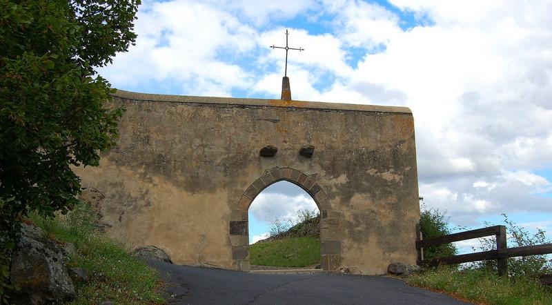 vue générale du porche d'accès sud au cimetière et à l'église