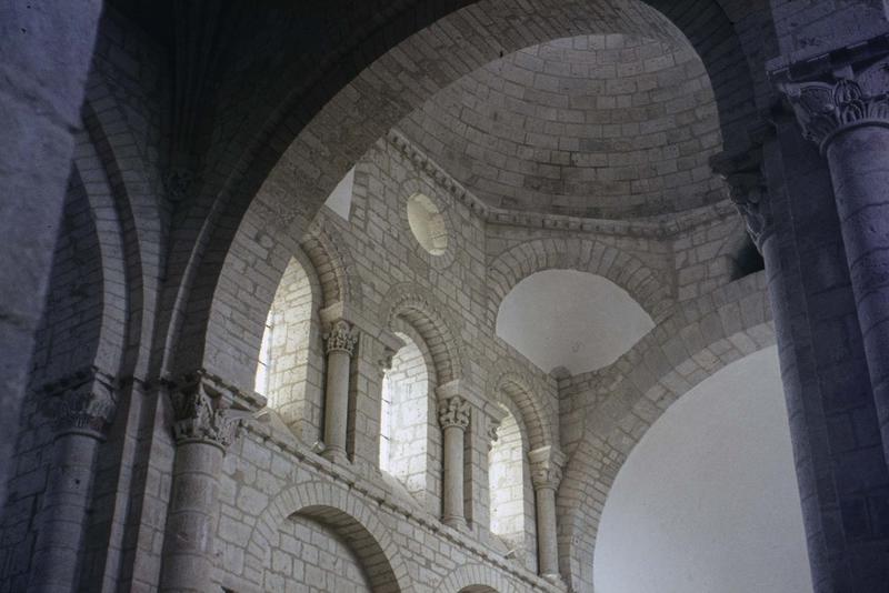 Intérieur : la voûte du choeur et les tribunes