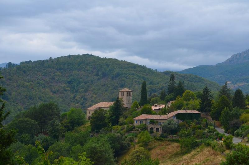 vue générale de l'église dans son environnement