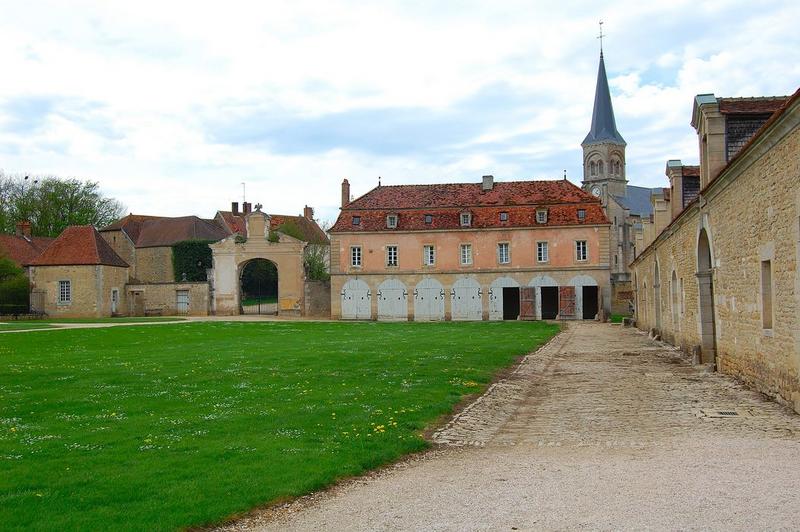 façade est des anciens garages, vue générale