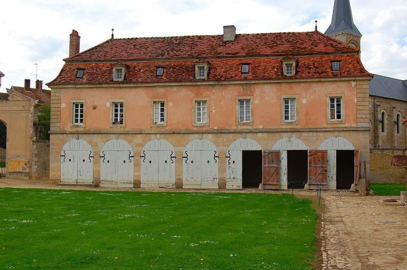 façade est des anciens garages, vue générale