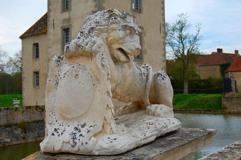 statue : lion, vue générale