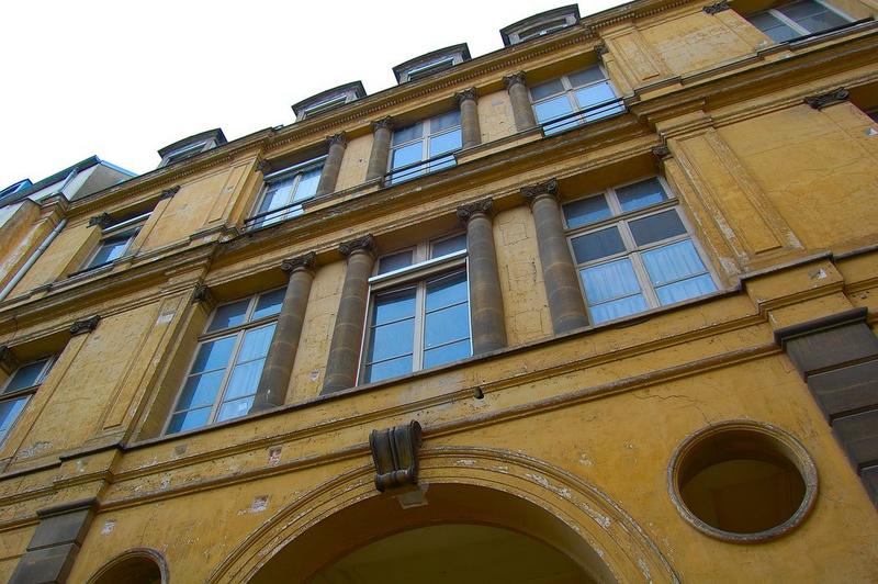 façade nord du bâtiment sur rue, vue partielle