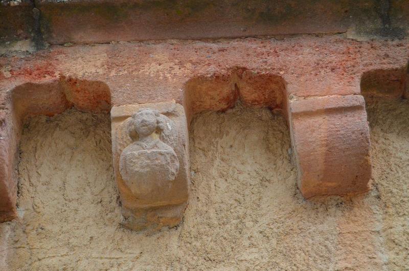 façade sud, détail de la corniche située entre le rez-de-chaussée et le 1er étage