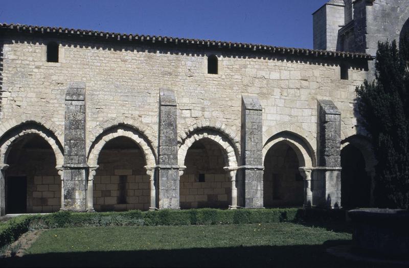 Cloître : galerie sur jardin