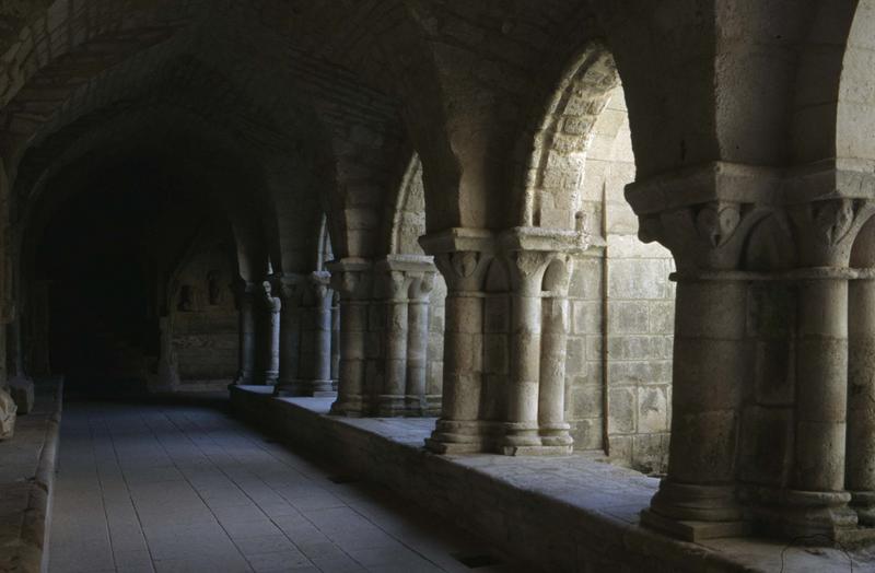 Cloître : galerie intérieure, colonnes doubles à chapiteaux