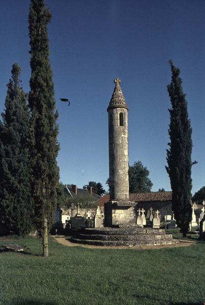 Lanterne des morts dans le cimetière