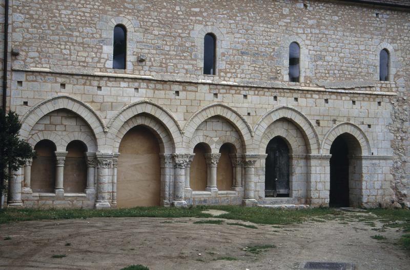 Aile est du bâtiment conventuel : arcature