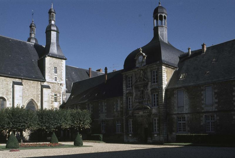 Cour intérieure : aile nord du pavillon Henri IV et chapelle