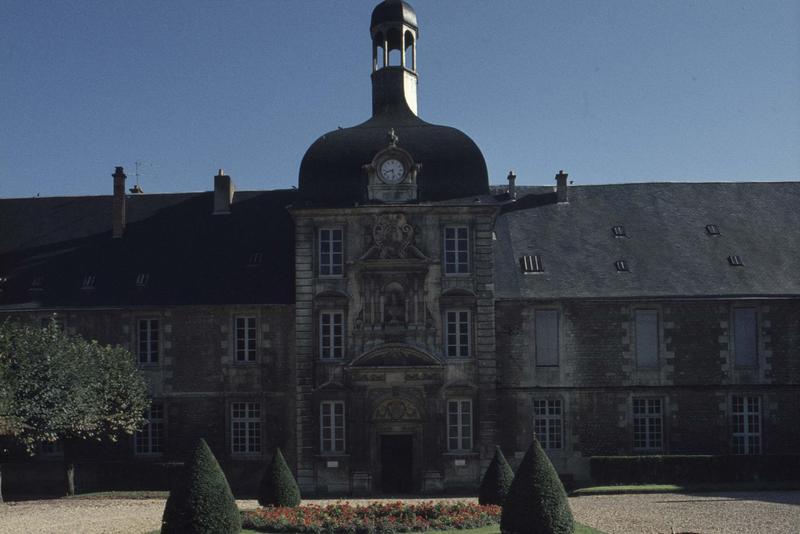 Cour intérieure : aile nord du pavillon Henri IV