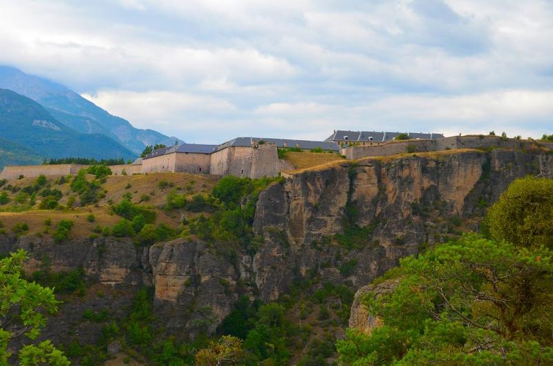 vue générale de la place forte dans son environnement depuis l'Est