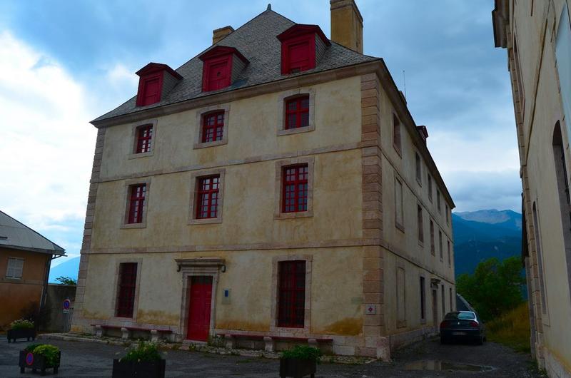 façades est et nord du pavillon des officiers, vue générale