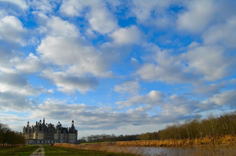 Vue générale du château dans son environnement depuis l'extrémité du grand canal