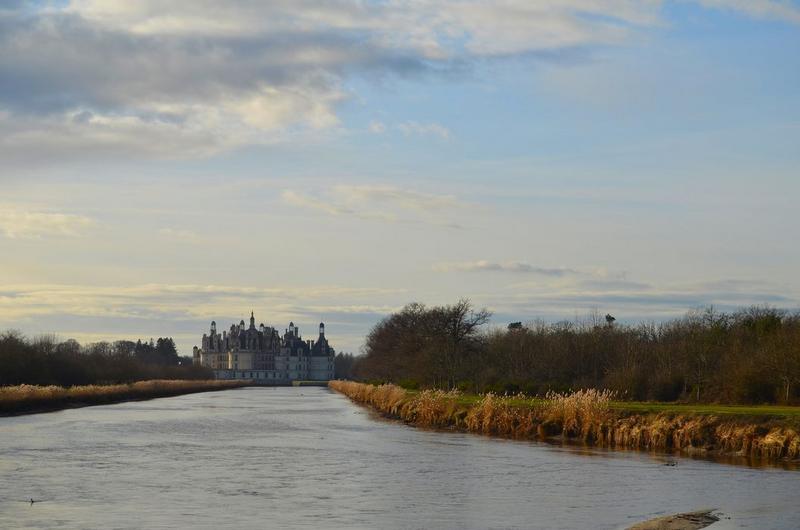 Vue générale du château dans son environnement depuis l'extrémité du grand canal