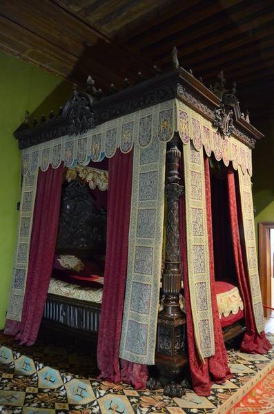 lit du comte de Chambord et sa garniture, vue générale