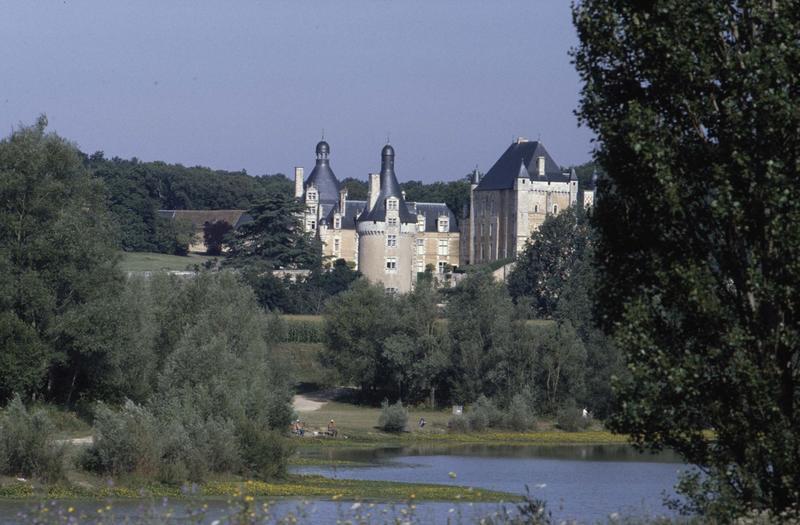 Ensemble sur parc, rivière au premier plan