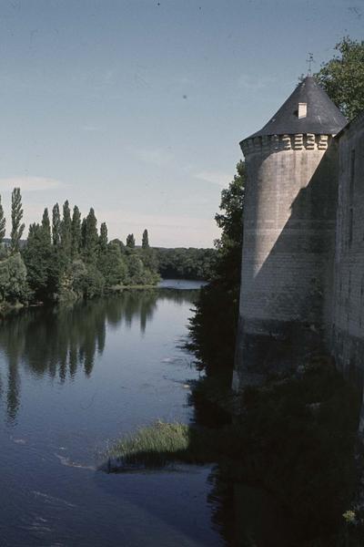 Tourelle en bordure de la Creuse