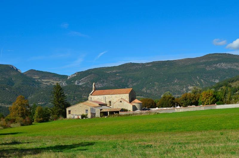 vue générale de l'église dans son environnement