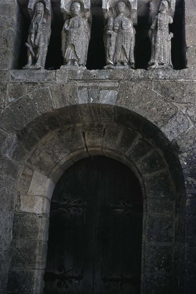 Chapelle sépulcrale de la Maison-Dieu : portail ouest avec statues