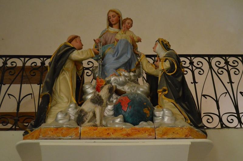 groupe sculpté : la Vierge remettant le rosaire à saint Dominique et à sainte Catherine, vue générale