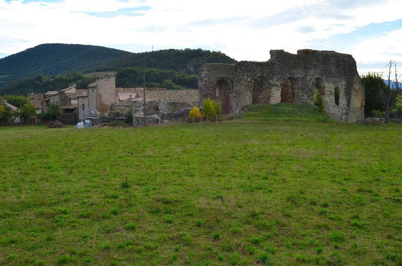 vue générale de l'ancienne église dans son environnement