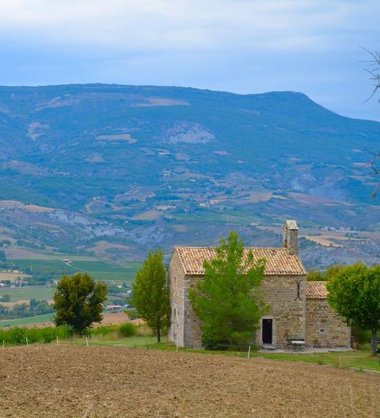 vue générale de la chapelle dans son environnement