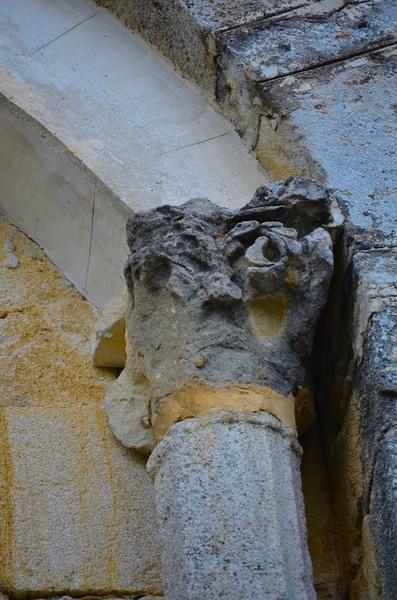 façade occidentale, détail d'un des chapiteaux sculptés de la baie