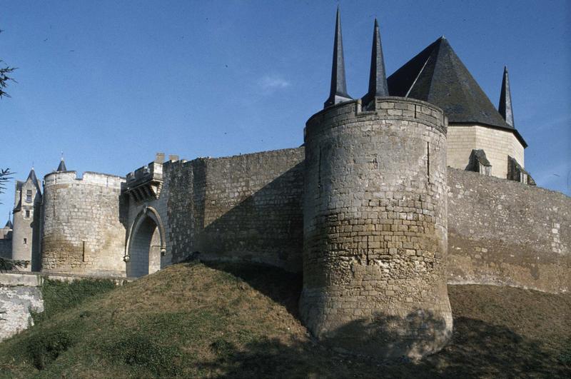 Porte de ville sur les remparts, abside et clocher de l'église à l'arrière-plan