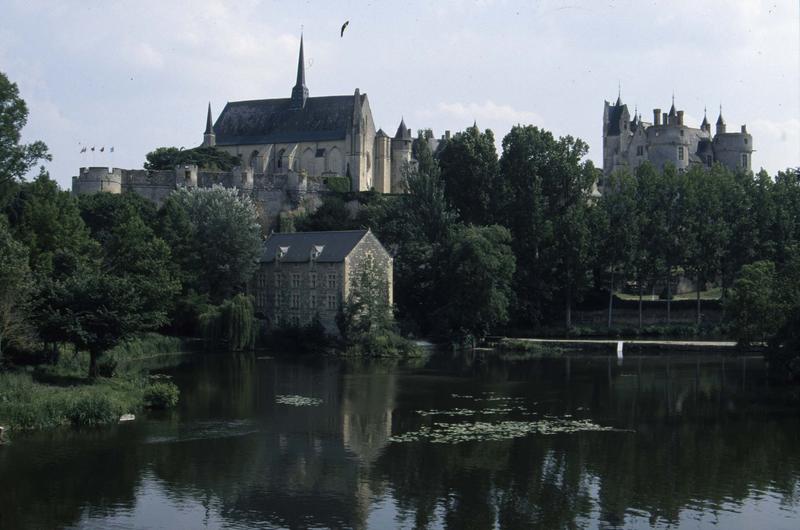 Vue générale de la ville, façade nord de l'église et ensemble du château