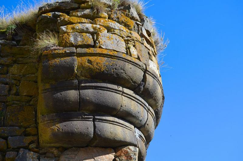 porte fortifiée d'accès à la basse-cour, détail de la base d'une tourelle d'angle