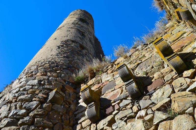 porte fortifiée d'accès à la basse-cour, détail des corbeaux de pierre