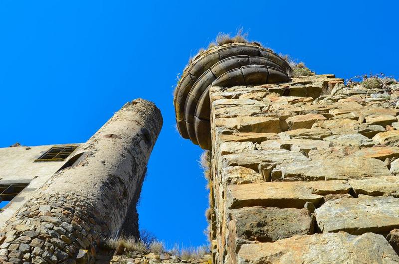 porte fortifiée d'accès à la basse-cour, détail de la base d'une tourelle d'angle