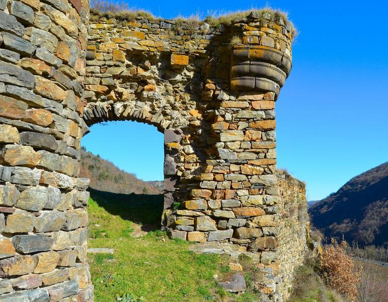 porte fortifiée d'accès à la basse-cour, vue générale