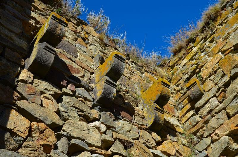 porte fortifiée d'accès à la basse-cour, détail des corbeaux de pierre