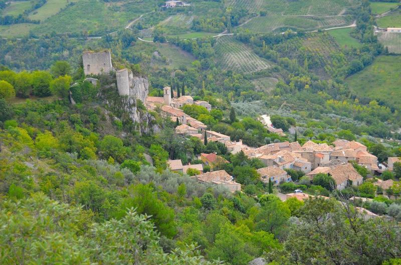 Vue générale du château et du village dans leur environnement