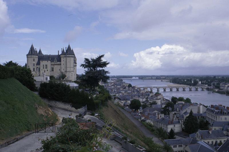 Vue générale de la ville, le château et un pont sur la Loire