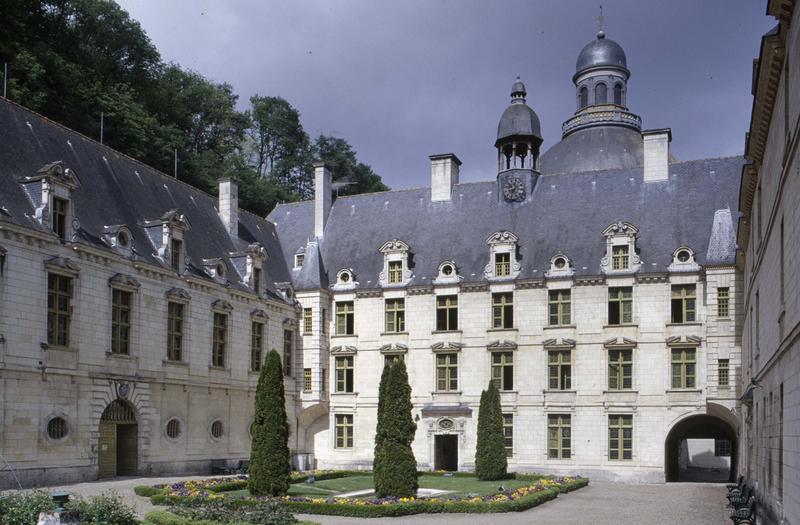 Cour d'honneur du couvent et dôme de la chapelle