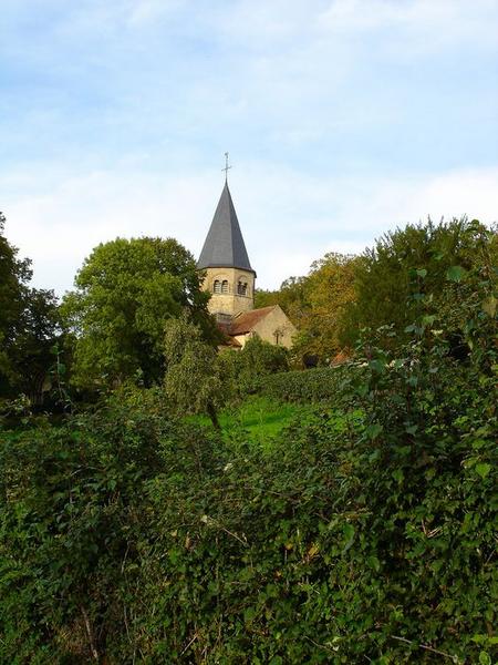 vue partielle de l'église dans son environnement