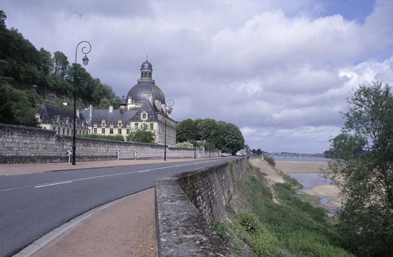 La chapelle et le couvent en bordure de la Loire