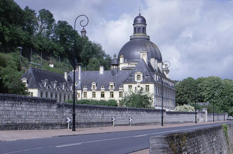 La chapelle et le couvent en bordure de la Loire