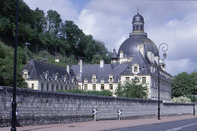 La chapelle et le couvent en bordure de la Loire