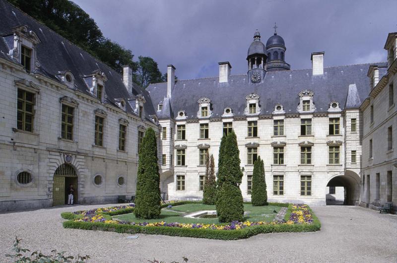 Cour d'honneur du couvent et dôme de la chapelle