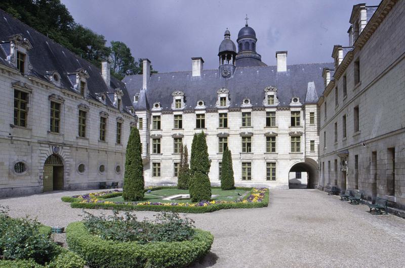 Cour d'honneur du couvent et dôme de la chapelle