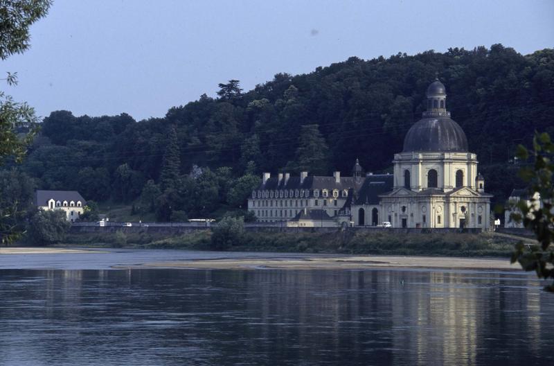 La chapelle et le couvent en bordure de la Loire