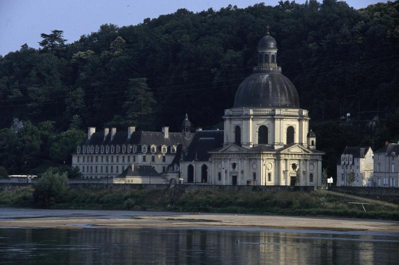 La chapelle et le couvent en bordure de la Loire