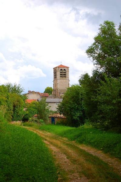 vue générale de l'église dans son environnement