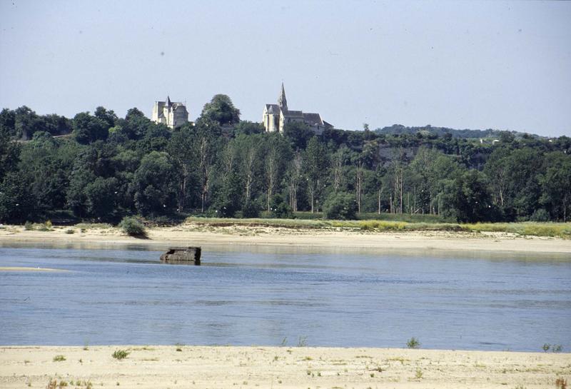 L'église et un château, la Loire au premier plan