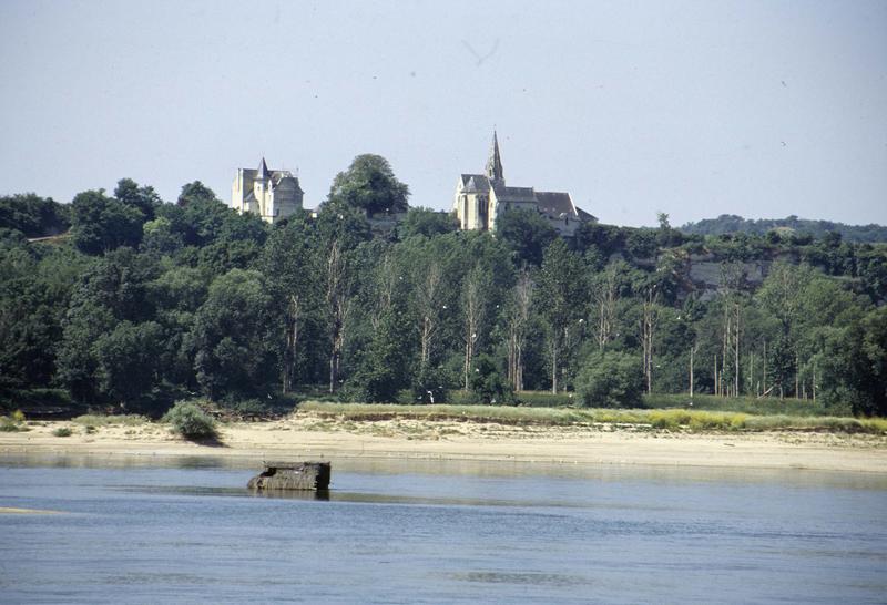 L'église et un château, la Loire au premier plan