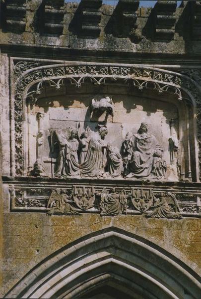 façade ouest, détail du bas-relief situé au-dessus du porche